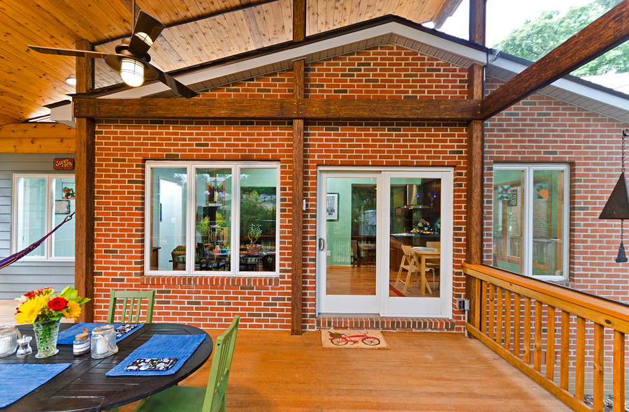 Réalisation d'un porche d'entrée de maison asiatique de taille moyenne avec une moustiquaire, une terrasse en bois et une extension de toiture.