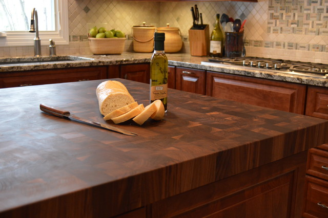 Una cocina con una tabla de cortar de madera y cuencos encima.