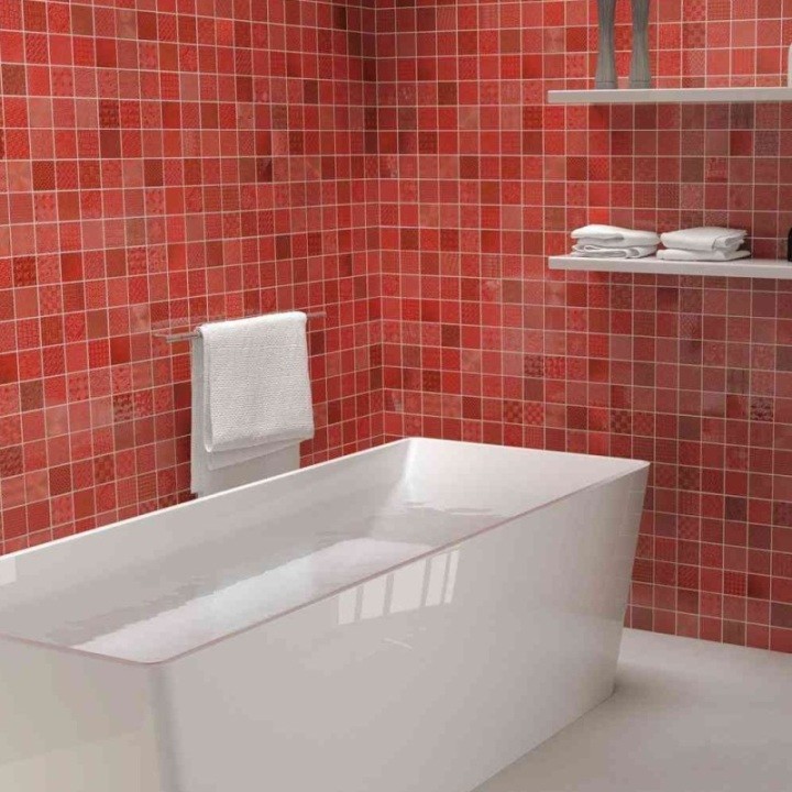 Foto di una stanza da bagno di medie dimensioni con piastrelle rosse, piastrelle di cemento e pareti rosse