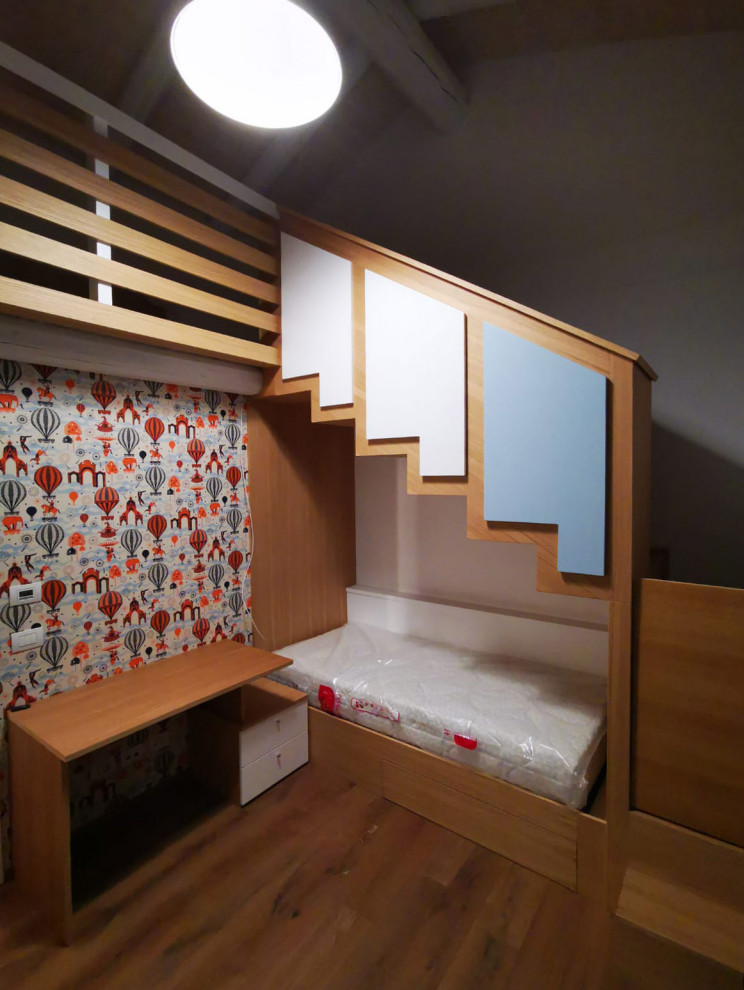 Идея дизайна: нейтральная детская среднего размера в скандинавском стиле с спальным местом, полом из ламината и обоями на стенах для ребенка от 4 до 10 лет