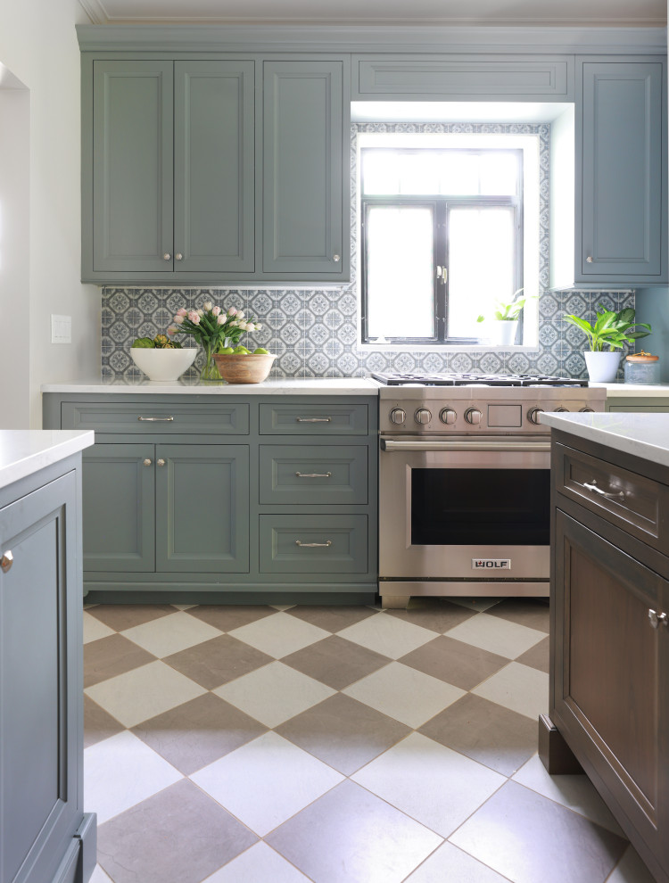 Bild på ett avskilt, mellanstort vintage vit vitt l-kök, med luckor med infälld panel, grå skåp, bänkskiva i kvarts, blått stänkskydd, stänkskydd i marmor, rostfria vitvaror, klinkergolv i porslin, en köksö och grått golv