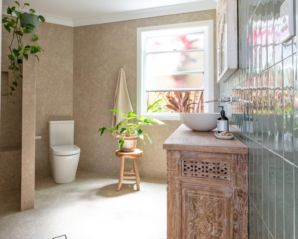 Idéer för mellanstora orientaliska badrum, med möbel-liknande, skåp i ljust trä, en öppen dusch, grön kakel, porslinskakel, beige väggar, klinkergolv i porslin, ett fristående handfat, träbänkskiva, beiget golv och med dusch som är öppen