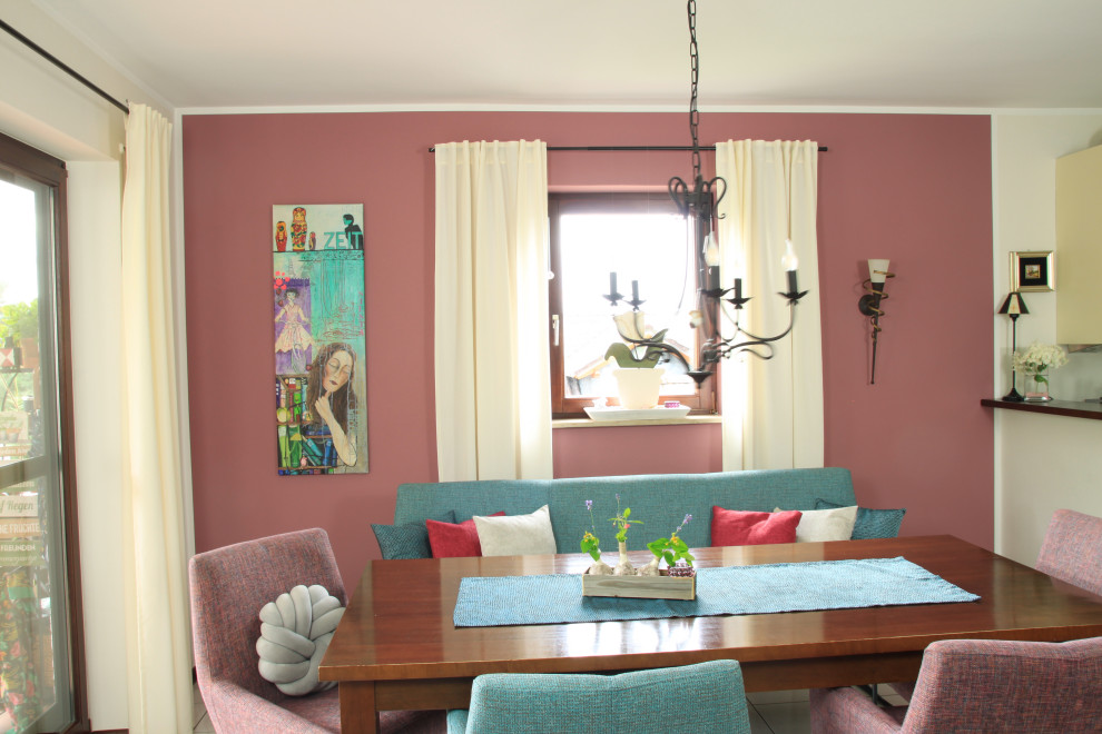 Cette image montre une petite salle à manger ouverte sur le salon design avec un mur rose, un sol en carrelage de céramique et un sol blanc.