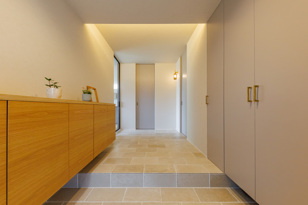 Esempio di un corridoio minimalista di medie dimensioni con pareti bianche, pavimento in gres porcellanato, una porta singola, una porta in legno scuro, pavimento beige, soffitto in carta da parati, carta da parati e armadio