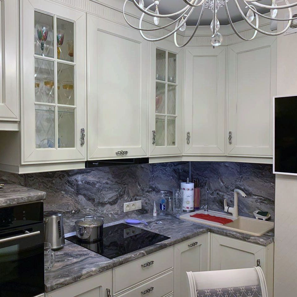Кухня с мраморным фартуком