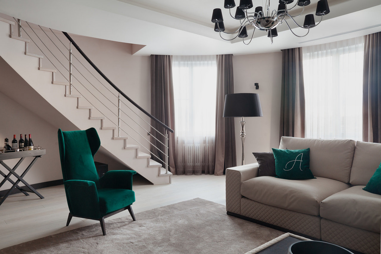 Винтовая лестница трехуровневой квартиры