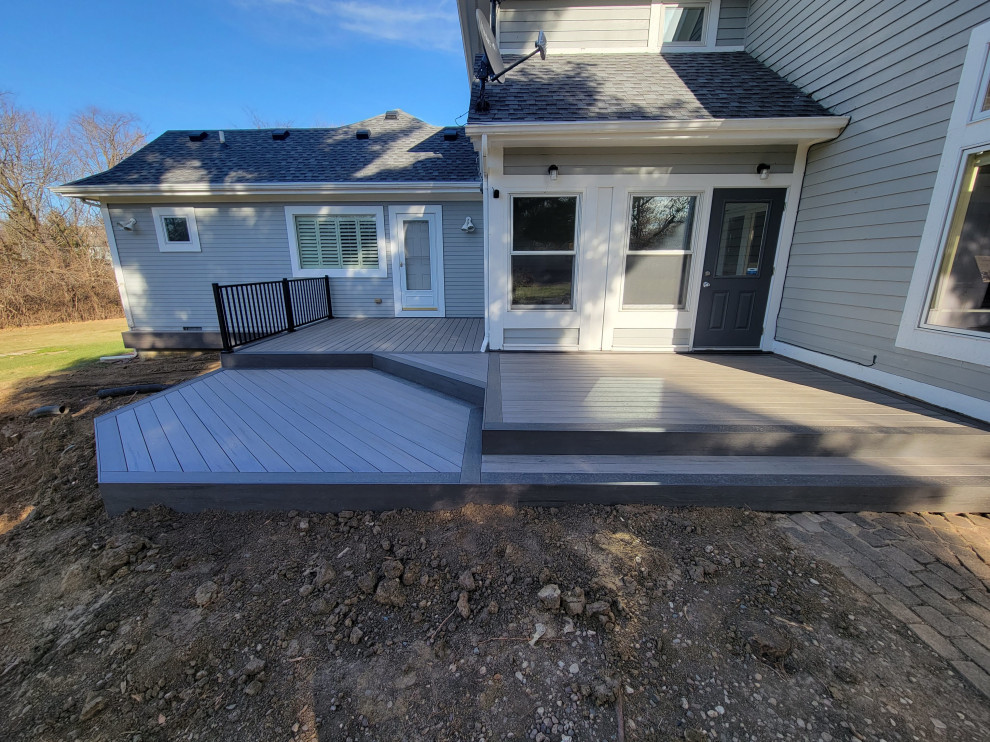 Inspiration for a mid-sized backyard ground level metal railing deck remodel with no cover