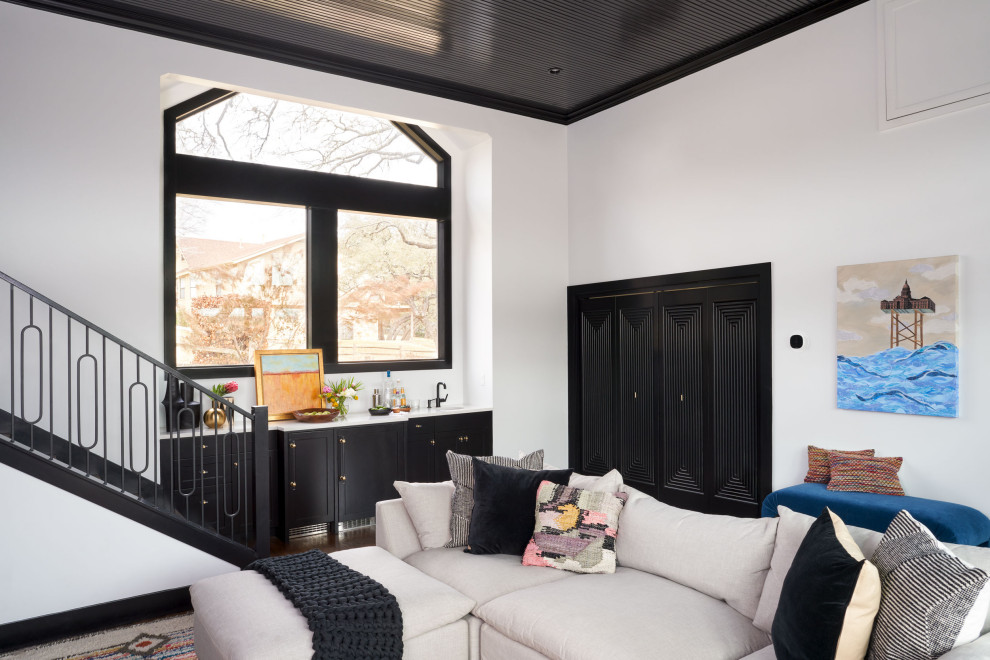 Стильный дизайн: гостиная комната среднего размера в современном стиле с домашним баром, белыми стенами, темным паркетным полом и деревянным потолком - последний тренд