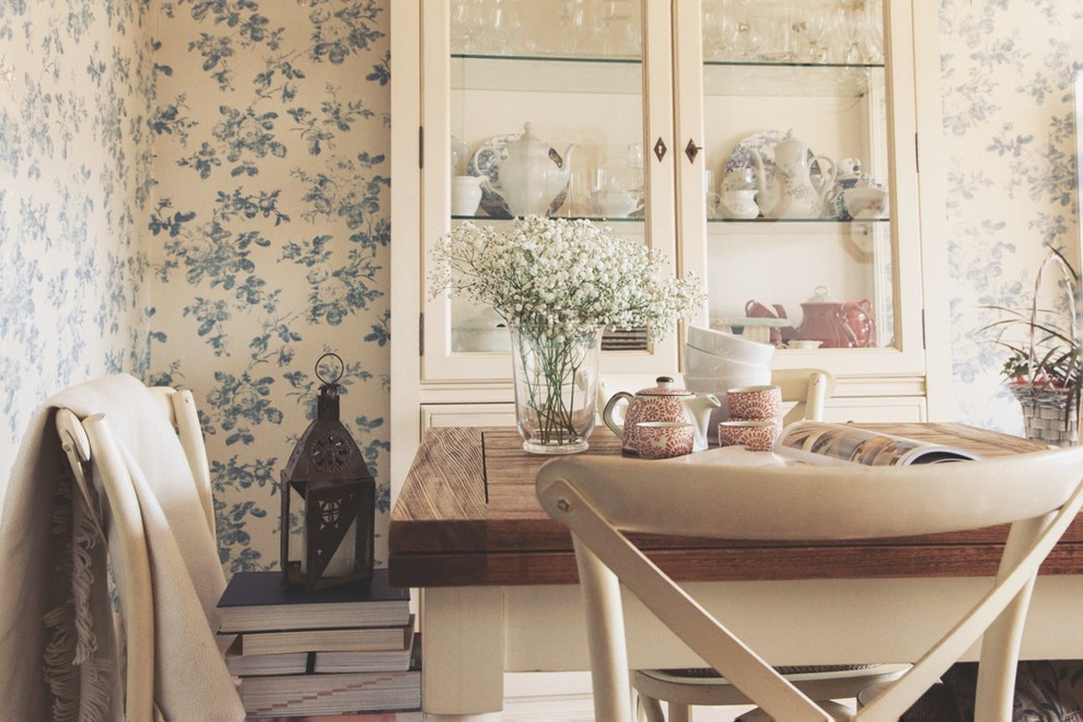 Diseño de comedor romántico de tamaño medio abierto sin chimenea con paredes beige, suelo de madera en tonos medios y suelo marrón