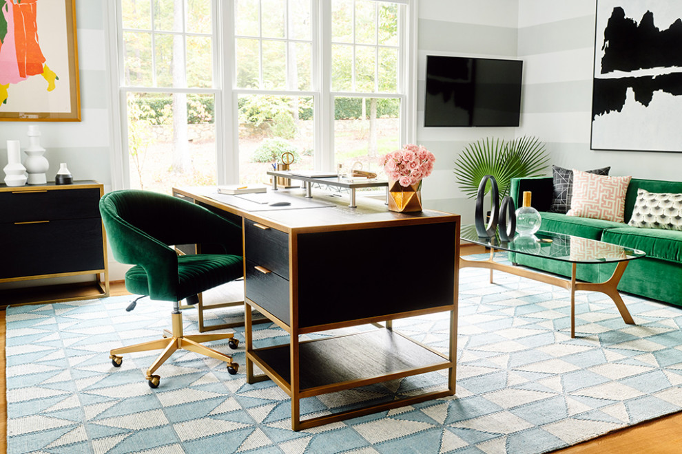Aménagement d'un grand bureau moderne avec un sol en bois brun, un bureau indépendant, un sol bleu et un mur gris.