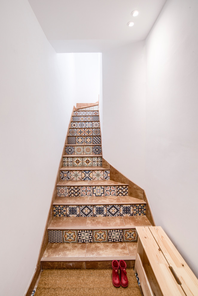 Réalisation d'un petit escalier carrelé minimaliste en L avec des contremarches carrelées.