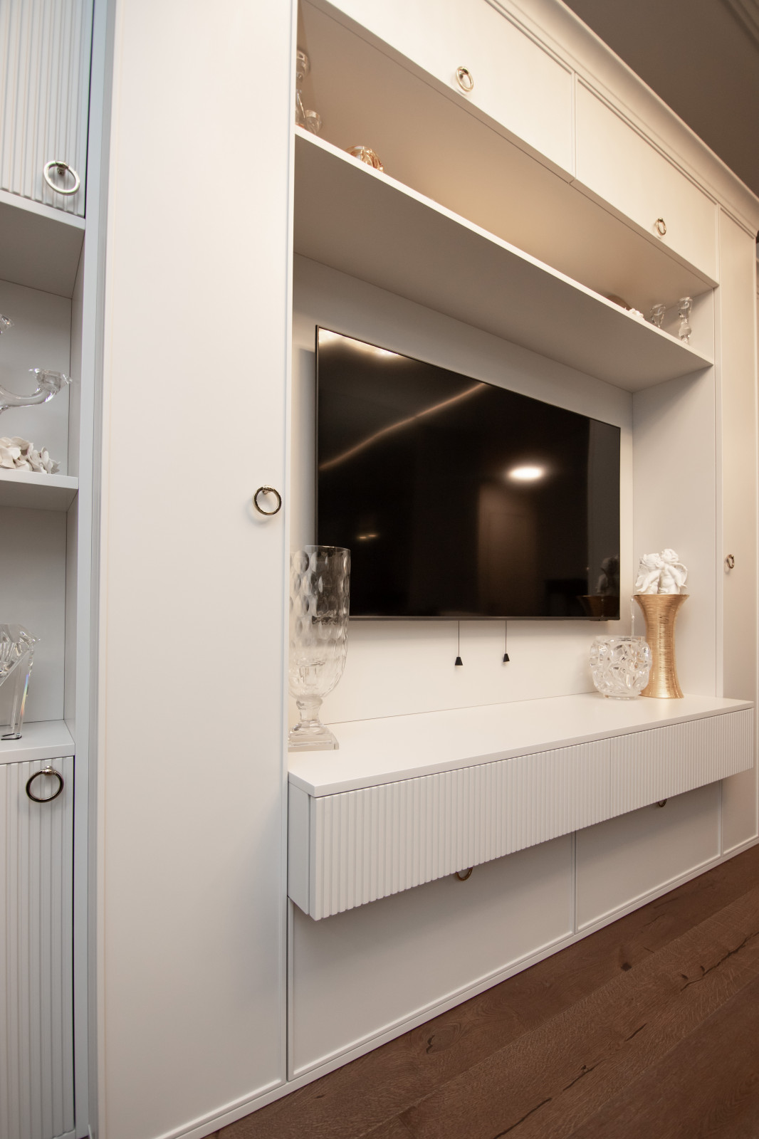 Стеллаж в гостиную для оформления ТВ-зоны