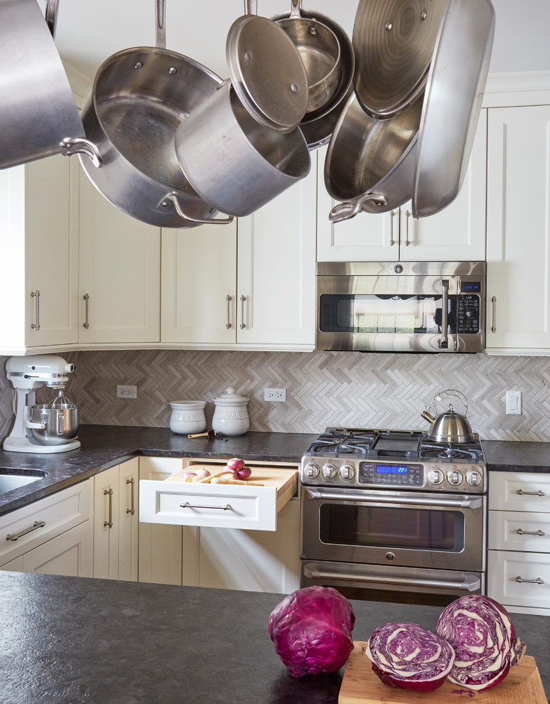 Example of a transitional kitchen design in Chicago