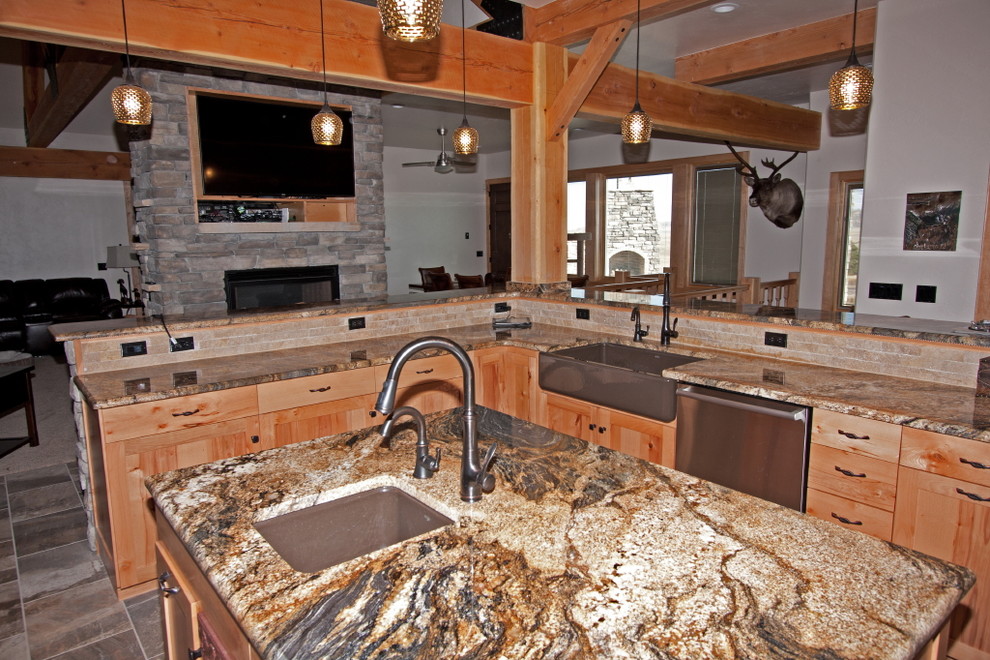 Inspiration for a large rustic u-shaped eat-in kitchen remodel with medium tone wood cabinets, an island, an undermount sink and shaker cabinets