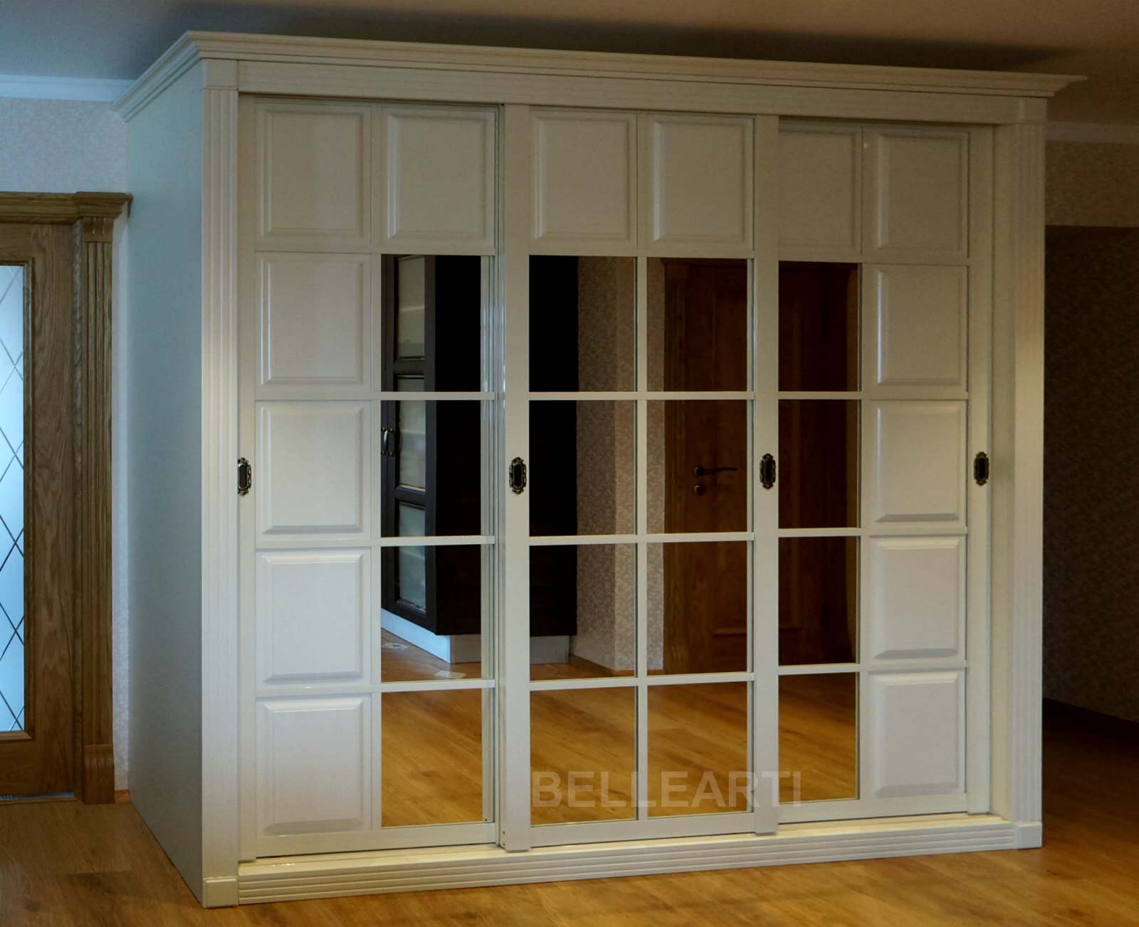 Шкафы купе Bellearti в стиле неоклассика