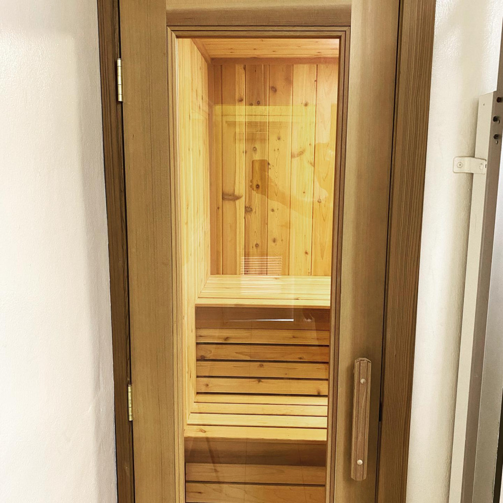 Immagine di una sauna classica di medie dimensioni