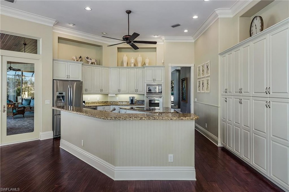 Kitchen - transitional kitchen idea in Miami