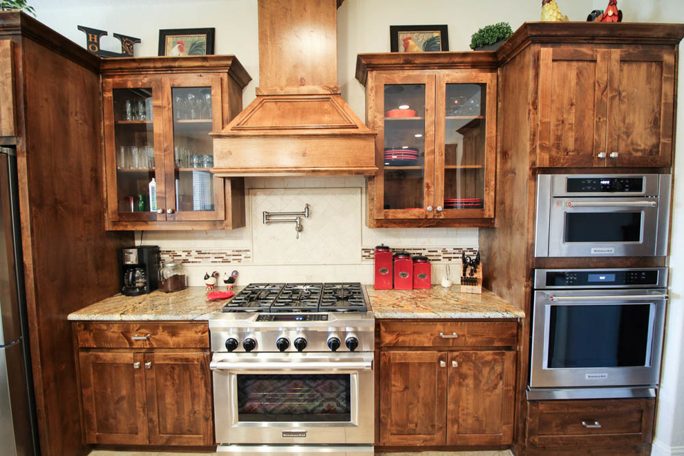 Kitchen - rustic kitchen idea in Dallas