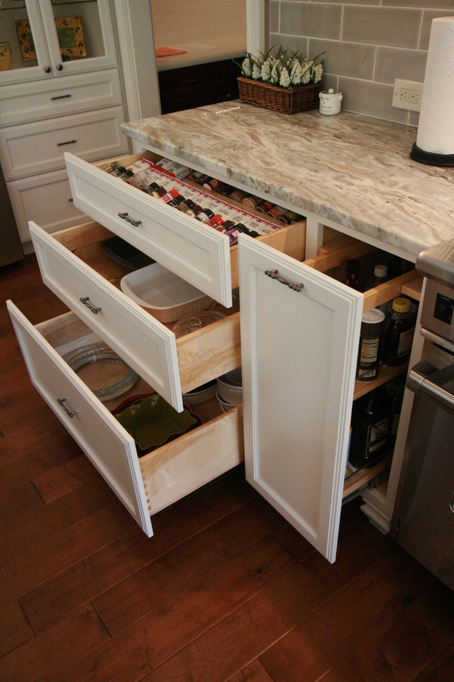 Transitional home design photo in Cincinnati