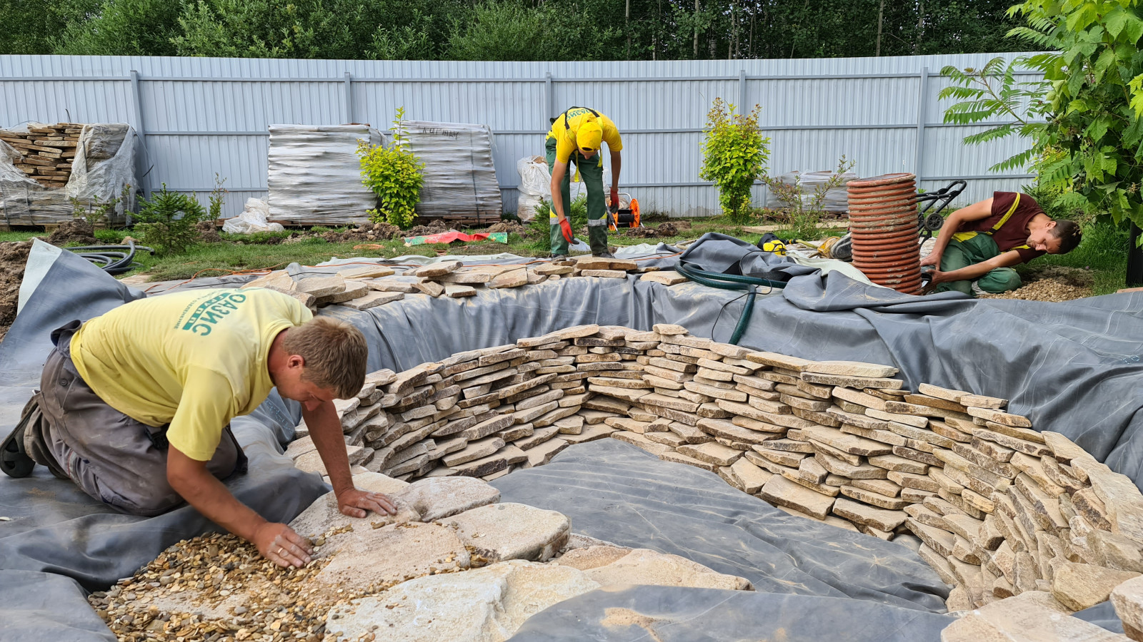 Пруд и дорожки