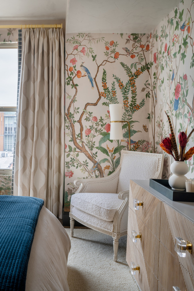 ワシントンD.C.にある中くらいなエクレクティックスタイルのおしゃれな主寝室 (淡色無垢フローリング、壁紙) のレイアウト