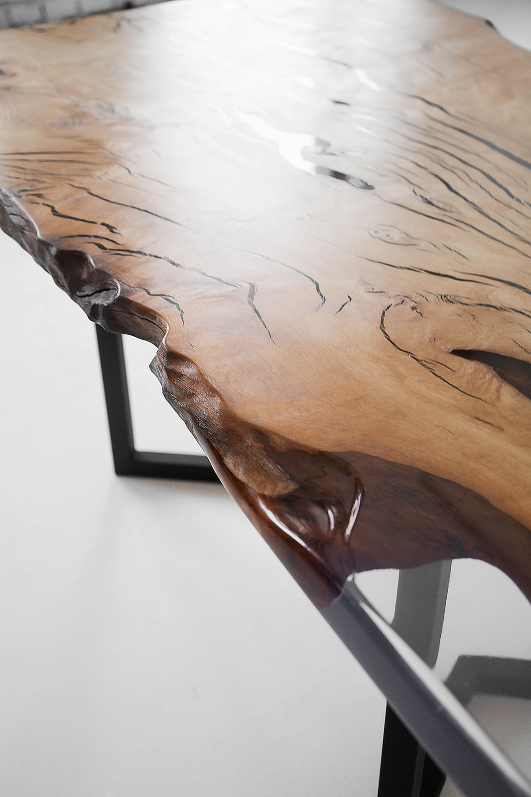 Стол из граба и акрила КЕМ