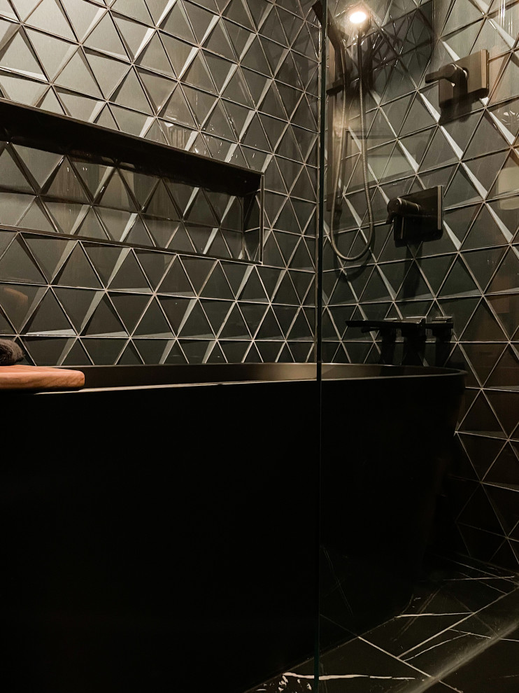 デンバーにある高級な広いモダンスタイルのおしゃれな浴室 (コーナー設置型シャワー、セラミックタイル、白い壁、クッションフロア) の写真