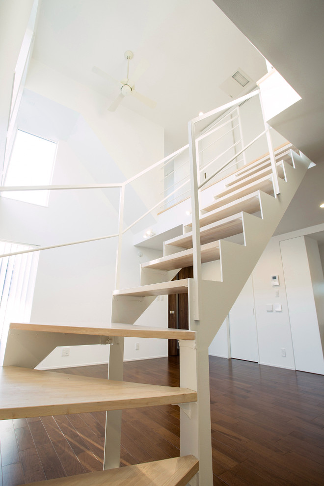 Photo of a modern wood l-shaped staircase in Tokyo Suburbs with open risers.