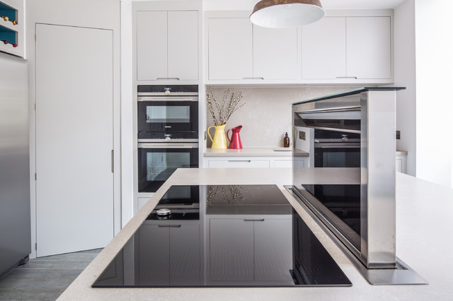 Stylish Blue Accented Kitchen with Walk In Larder trendy-koekken