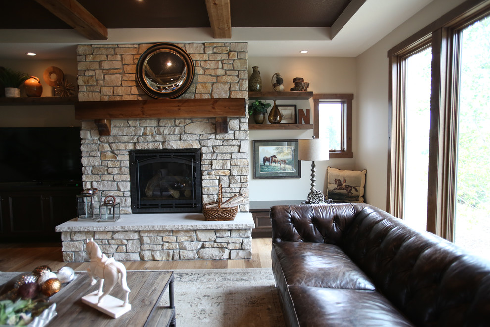 Example of a transitional home design design in Minneapolis
