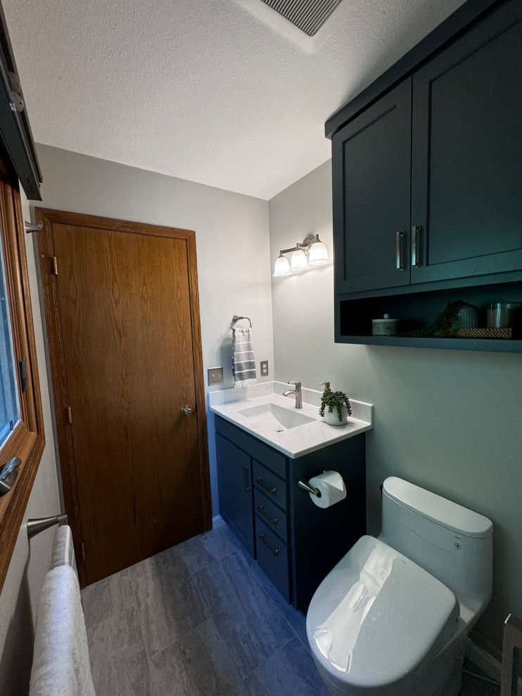 Teal Lake Owner's Bathroom