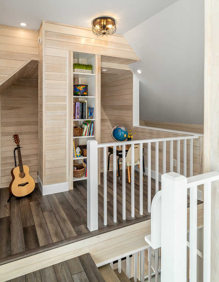 Exemple d'une chambre neutre bord de mer en bois avec un bureau, un mur gris, parquet foncé et un sol marron.