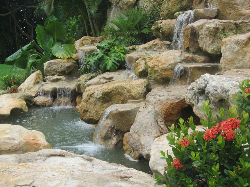 Foto di un giardino tropicale dietro casa con fontane