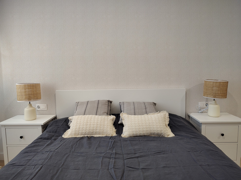 На фото: хозяйская спальня среднего размера в скандинавском стиле с белыми стенами, светлым паркетным полом, коричневым полом и обоями на стенах