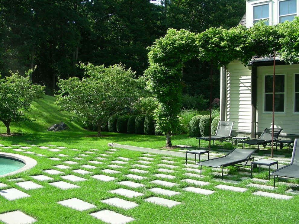 Photo of a contemporary backyard garden in New York.