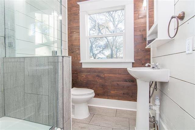 Shiplap Accent walls and spaces - Traditional - Bathroom - Dallas - by