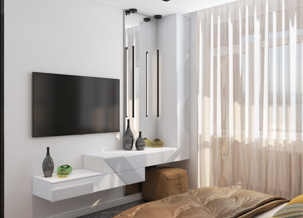 Стильный дизайн: маленькая хозяйская спальня в белых тонах с отделкой деревом в современном стиле с белыми стенами, полом из винила, коричневым полом, панелями на стенах и телевизором для на участке и в саду - последний тренд