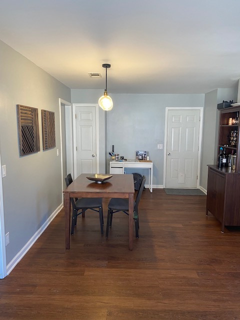 Enclosed kitchen - mid-sized transitional u-shaped brown floor enclosed kitchen idea with an undermount sink, shaker cabinets, blue cabinets, quartz countertops, white backsplash, stainless steel appliances, an island and white countertops