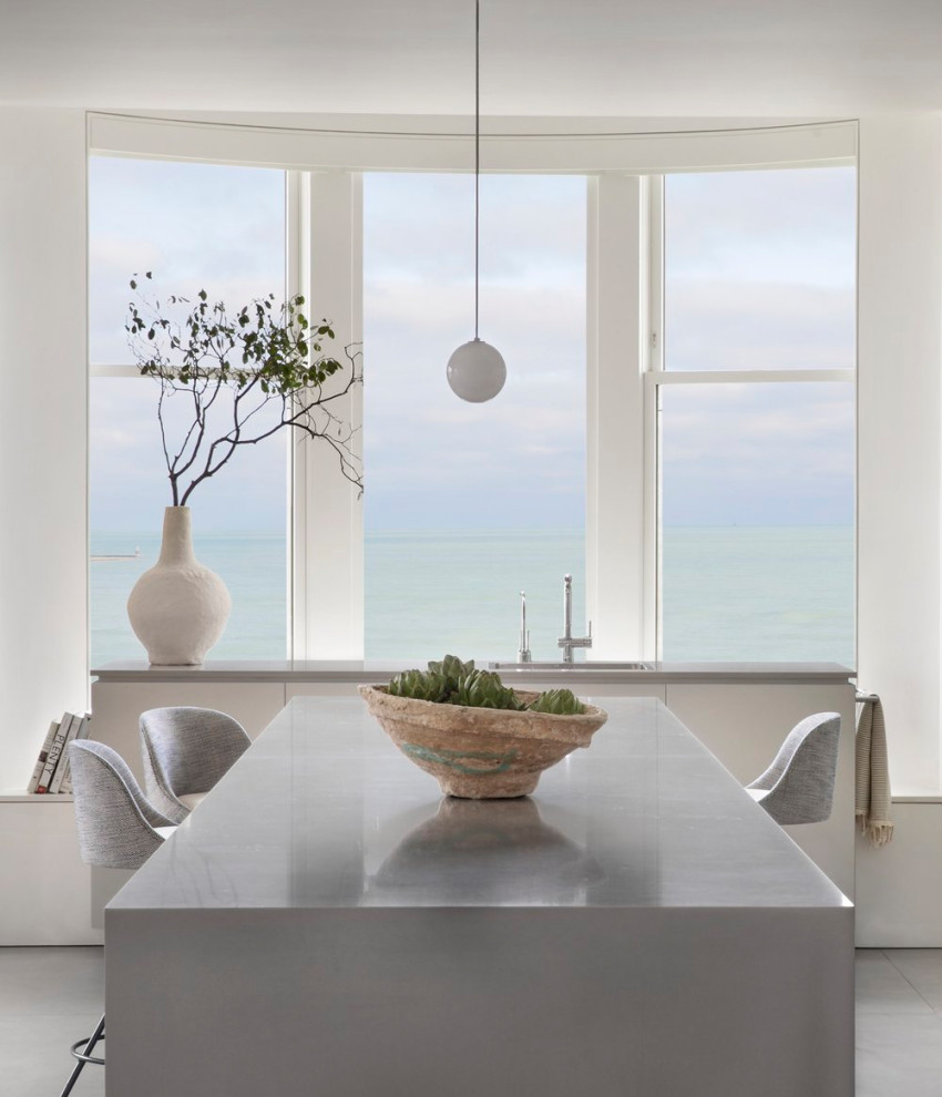 Ispirazione per una cucina moderna chiusa e di medie dimensioni con lavello sottopiano, ante lisce, top in quarzo composito, paraspruzzi beige, pavimento grigio e top grigio