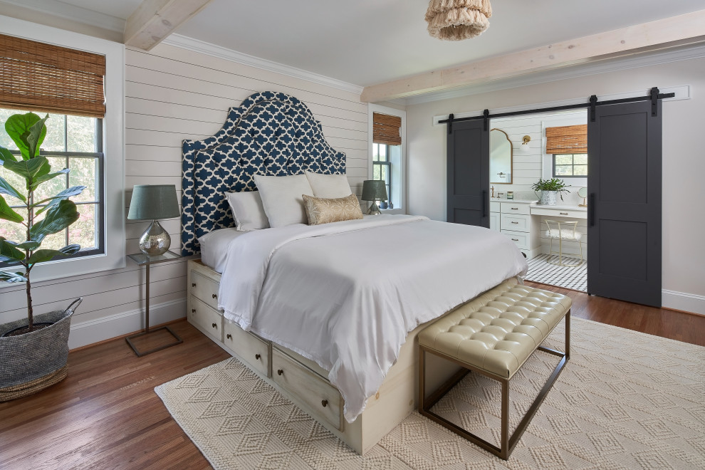 Mittelgroßes Landhausstil Hauptschlafzimmer mit weißer Wandfarbe, braunem Holzboden, braunem Boden, freigelegten Dachbalken und Holzdielenwänden in Charlotte