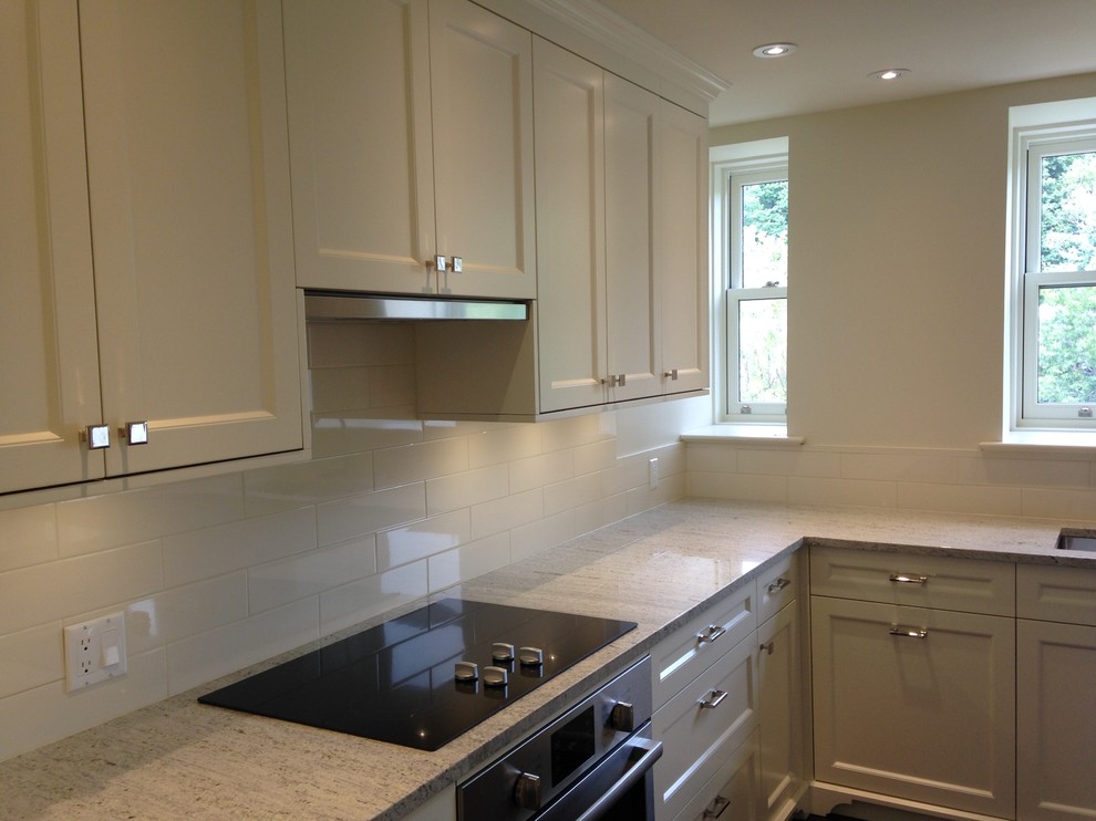 Kitchen - traditional kitchen idea in Montreal