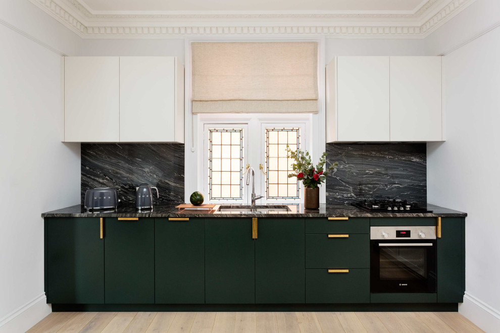Offene, Mittelgroße Moderne Küche mit Granit-Arbeitsplatte und Rückwand aus Granit in London