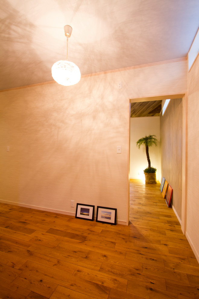 Immagine di una camera matrimoniale stile marino con pavimento in legno massello medio, pavimento beige, soffitto in carta da parati e carta da parati