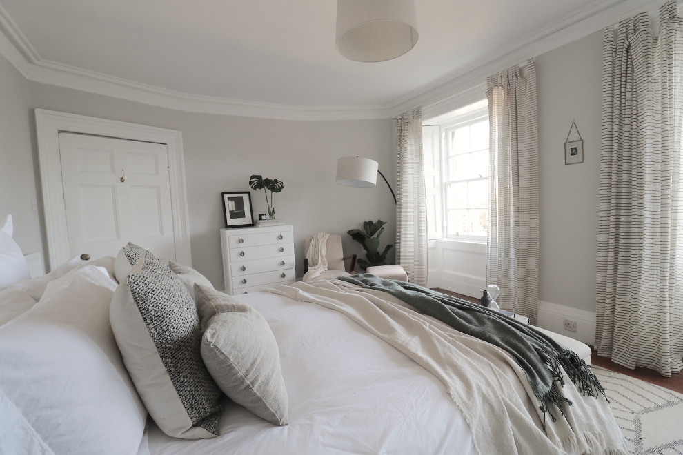 Foto de dormitorio principal escandinavo de tamaño medio con paredes beige, suelo de madera en tonos medios y suelo marrón
