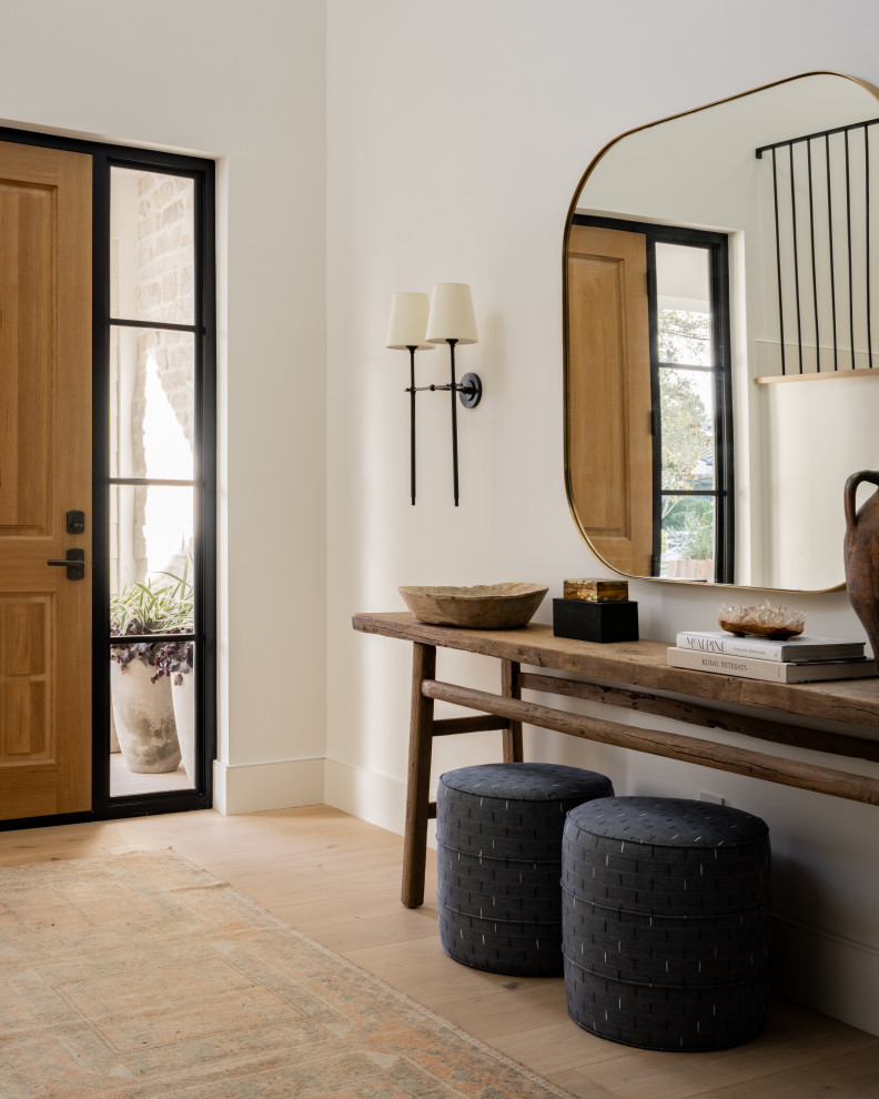 Foto de entrada tradicional renovada con suelo de madera clara, puerta simple, puerta de madera en tonos medios, paredes blancas y suelo beige
