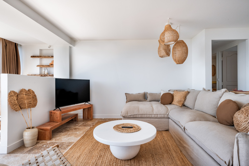 Großes, Repräsentatives Mediterranes Wohnzimmer ohne Kamin mit weißer Wandfarbe, freistehendem TV und beigem Boden in Montpellier