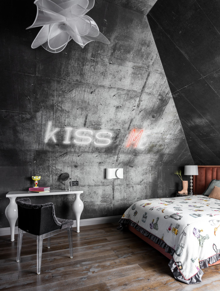 Modernes Schlafzimmer mit grauer Wandfarbe, dunklem Holzboden, braunem Boden, gewölbter Decke, Tapetendecke und Tapetenwänden in Moskau