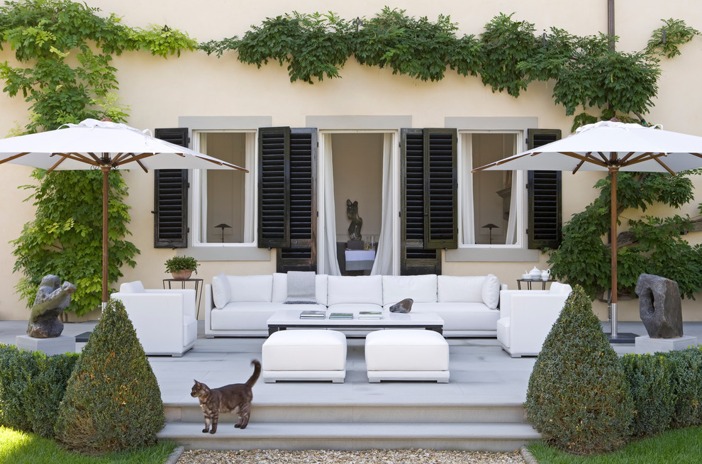 This is an example of a contemporary courtyard patio in Rome.
