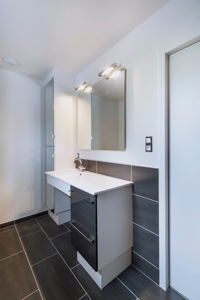 This is an example of a contemporary bathroom in Nancy.