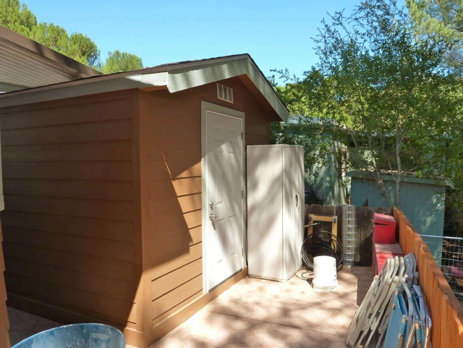 Beach style shed and granny flat in Los Angeles.